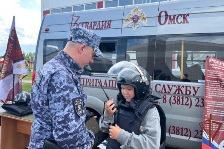 Росгвардейцы продолжают знакомить подрастающее поколение регионов Сибири с особенностями службы