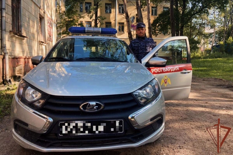 Сотрудники Росгвардии спасли мужчину из горящего дома в Калужской области