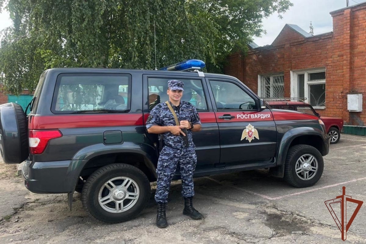 В Воронеже росгвардеец пришел на помощь почувствовавшему себя плохо пенсионеру