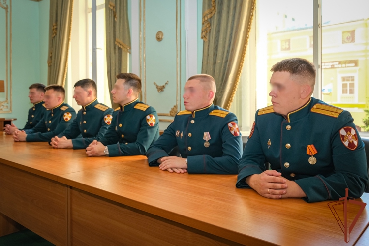Командующий Северо-Западным округом Росгвардии встретился с выпускниками военных вузов