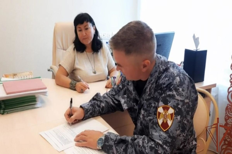 Сотрудники Росгвардии проверяют безопасность образовательных учреждений Вологды перед новым учебным годом