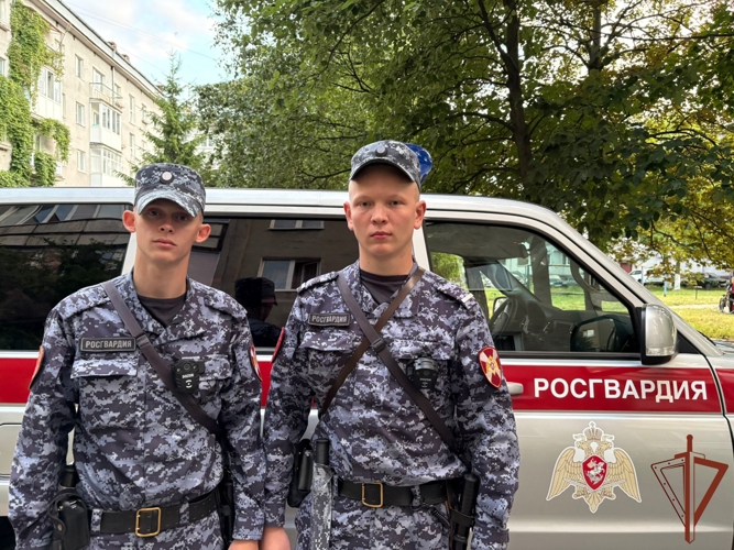 В Калининграде росгвардейцы оказали первую помощь пожилой женщине с признаками инсульта