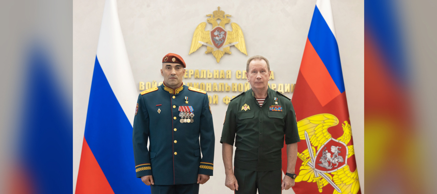 Директор Росгвардии Герой России генерал армии Виктор Золотов вручил медаль «Золотая Звезда» командиру «стальной» бригады ведомства генерал-майору Руслану Гарифуллину (видео)