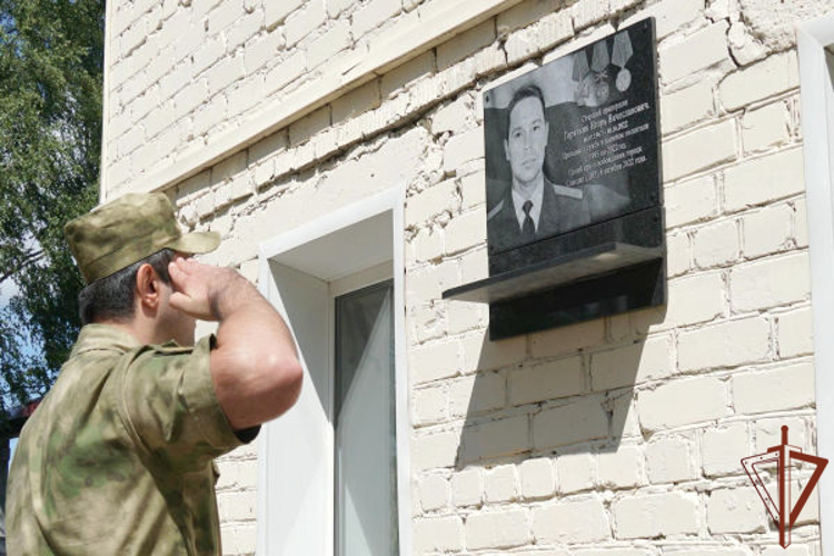В кировском госпитале Росгвардии увековечили память погибшего военнослужащего ведомства 