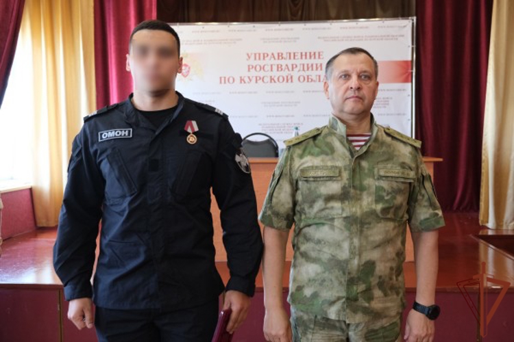 Командующий Центральным округом Росгвардии вручил награды отличившимся сотрудникам и военнослужащим в Курской области