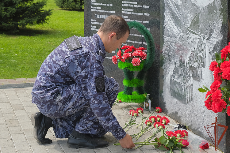 Росгвардейцы в регионах Сибири почтили память ветеранов боевых действий
