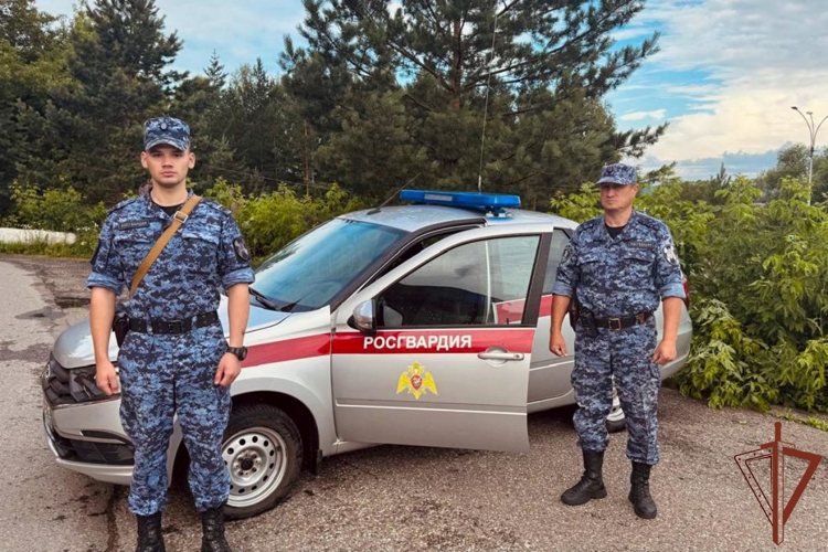 Росгвардейцы в Кузбассе вернули домой подростка, который без сопровождения взрослых хотел уехать в другой город 