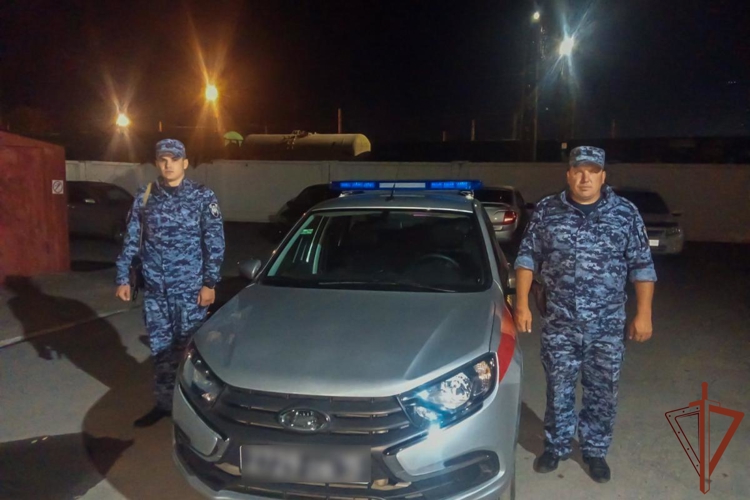 Росгвардейцы в Кузбассе вернули пропавших несовершеннолетних братьев матери 