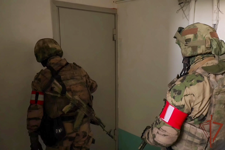 При силовой поддержке спецназа Росгвардии в Кемеровской области задержаны подозреваемые в пособничестве телефонным мошенникам