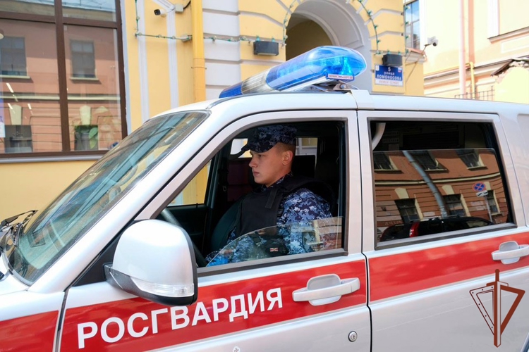 В Санкт-Петербурге росгвардейцы приняли участие в проведении миграционного рейда