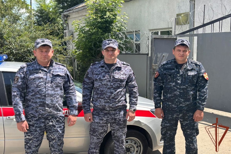На Ставрополье росгвардейцы оказали помощь почувствовавшему себя плохо мужчине
