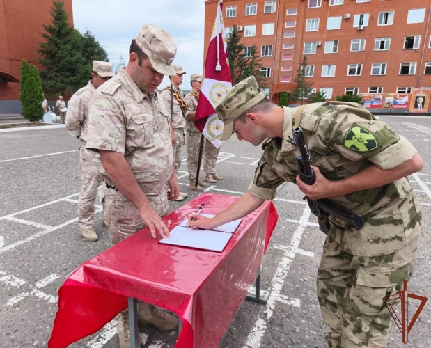 В Северо-Кавказском округе Росгвардии новобранцы торжественно принимают Присягу