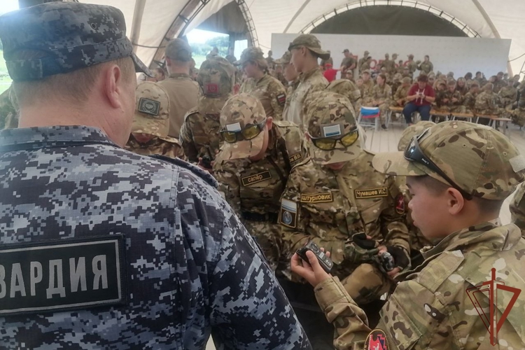 В Сибири росгвардейцы продолжают знакомить подрастающее поколение с особенностями службы в рамках акции «Каникулы с Росгвардией»