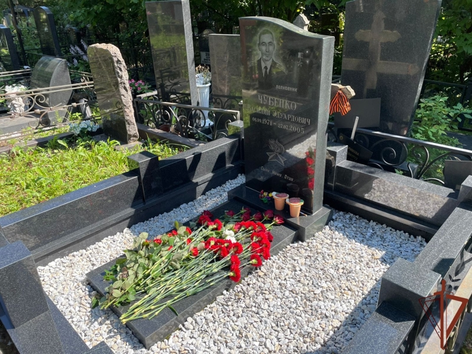 В Москве военнослужащие Центрального округа Росгвардии почтили память Героя России полковника Василия Чубенко.