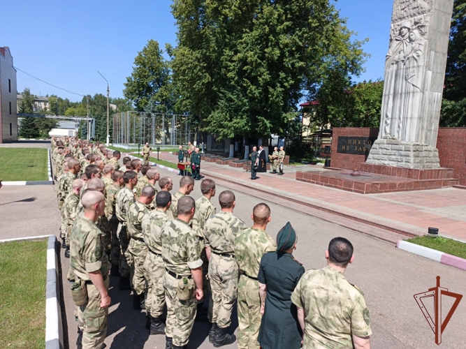 В Москве военнослужащие Центрального округа Росгвардии почтили память Героя России полковника Василия Чубенко.