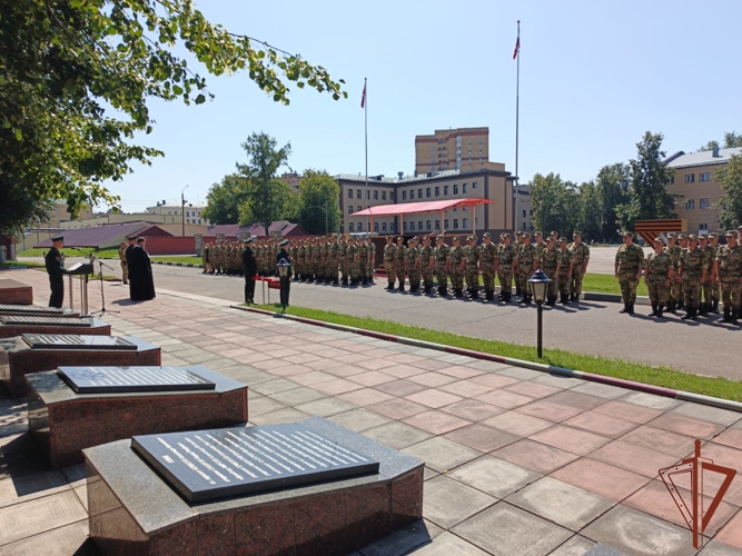 В Москве военнослужащие Центрального округа Росгвардии почтили память Героя России полковника Василия Чубенко.