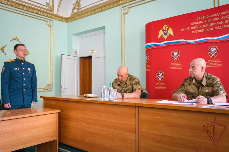 Командующий Северо-Западным округом Росгвардии встретился с выпускниками военных вузов