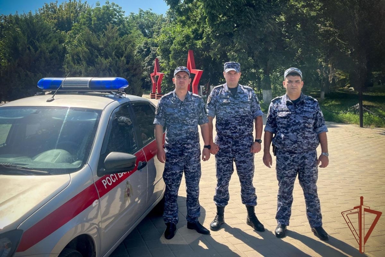 Потерявшей сознание девушке пришли на помощь росгвардейцы в Краснодаре
