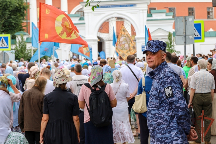 Военнослужащие и сотрудники Росгвардии обеспечили безопасность крестного хода в Казани