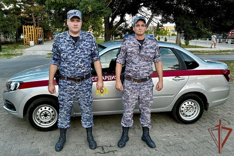 В Краснодарском крае сотрудники Росгвардии потушили загоревшийся автомобиль