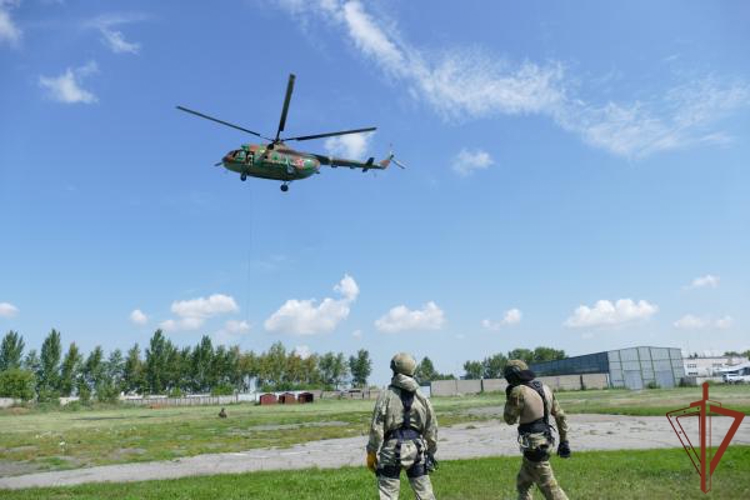 В Омской области ОМОН Росгвардии отработал беспарашютное десантирование с вертолета