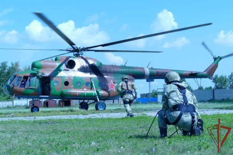 В Омской области ОМОН Росгвардии отработал беспарашютное десантирование с вертолета