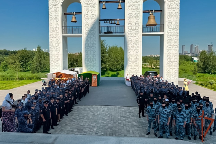 Сотрудники столичного главка Росгвардии приняли участие в литургии по случаю Дня крещения Руси
