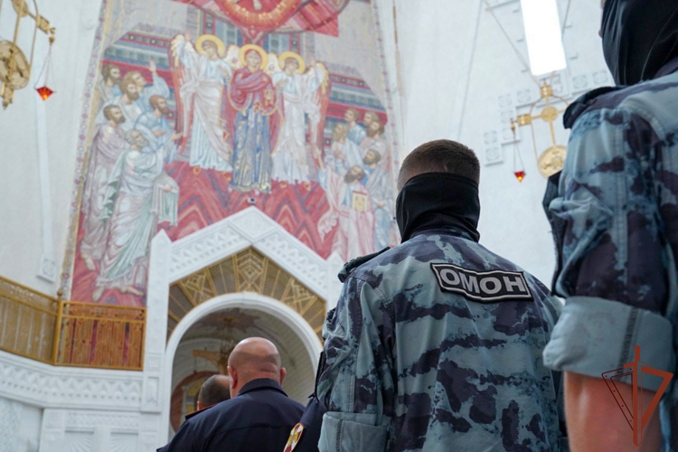 Сотрудники столичного главка Росгвардии приняли участие в литургии по случаю Дня крещения Руси