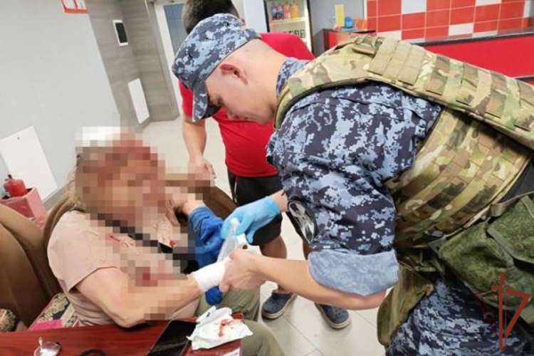 В Белгороде росгвардейцы оказали помощь пострадавшей в результате атаки дрона ВСУ женщине