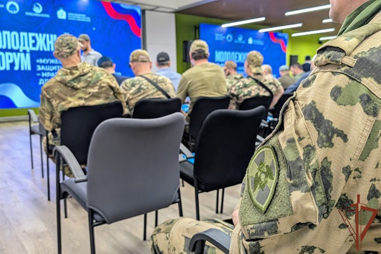 Росгвардейцы приняли участие в молодежном форуме в Луганске