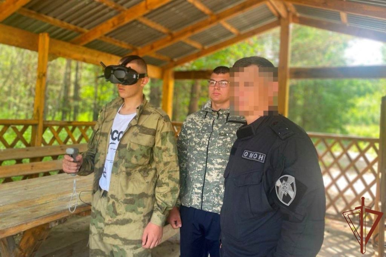 В Сибири росгвардейцы продолжают знакомить подрастающее поколение с особенностями службы в рамках акции «Каникулы с Росгвардией»
