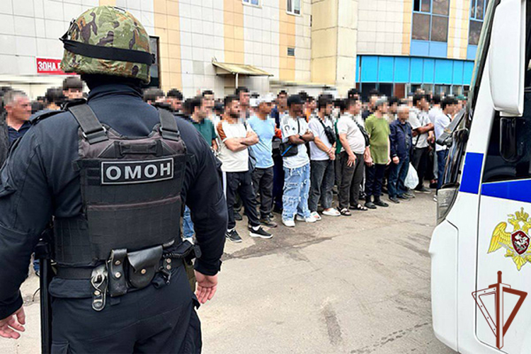В Москве при содействии ОМОН Росгвардии проведены обыски в рамках расследования уголовного дела (видео)