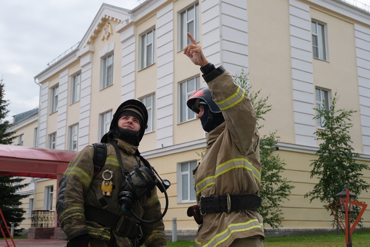 Совместное пожарно-тактическое занятие Росгвардии и МЧС прошло в Екатеринбурге