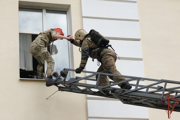 Совместное пожарно-тактическое занятие Росгвардии и МЧС прошло в Екатеринбурге
