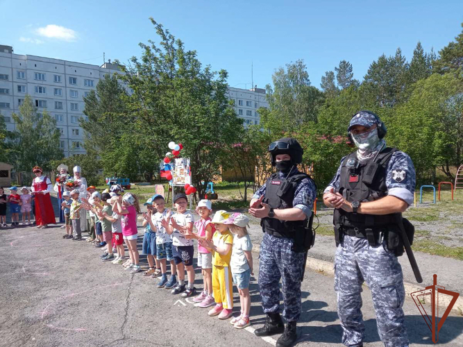 Уроки мужества и экскурсии для детей проводятся в Уральском округе в рамках акции «Каникулы с Росгвардией»