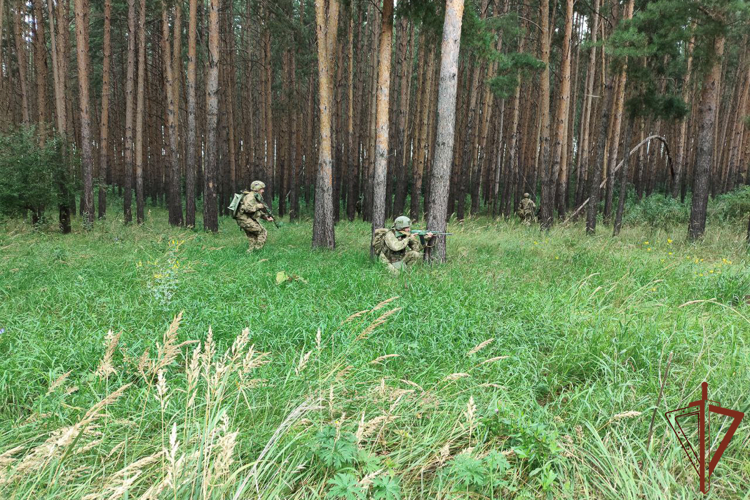 Военнослужащие Уральского округа Росгвардии совершенствуют практические навыки по управлению огнем артиллерии (видео)