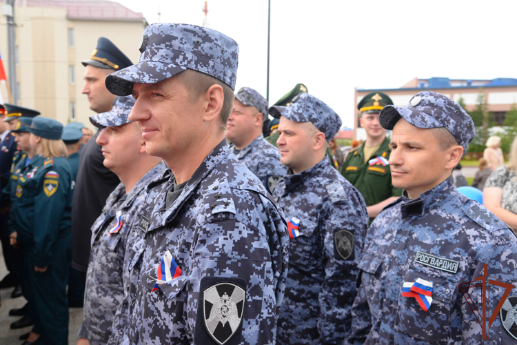 В Уральском округе Росгвардии проходят мероприятия ко Дню Государственного флага Российской Федерации