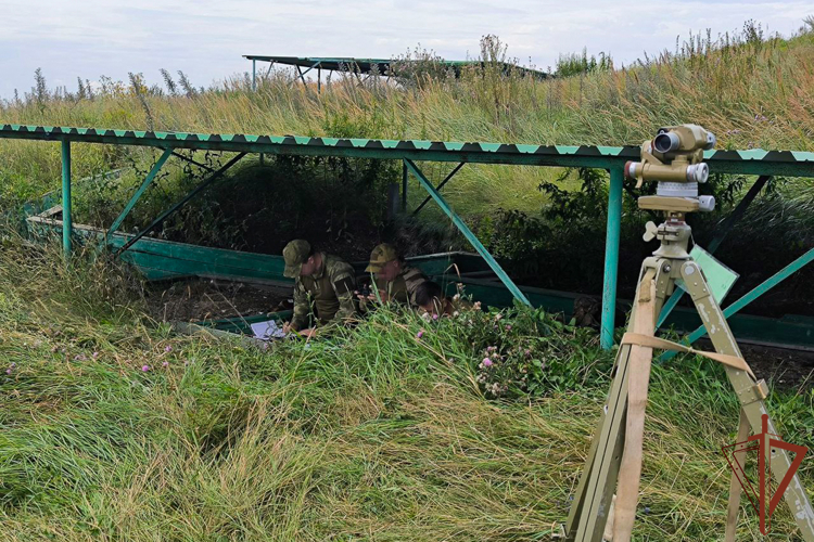 Военнослужащие Уральского округа Росгвардии совершенствуют практические навыки по управлению огнем артиллерии (видео)