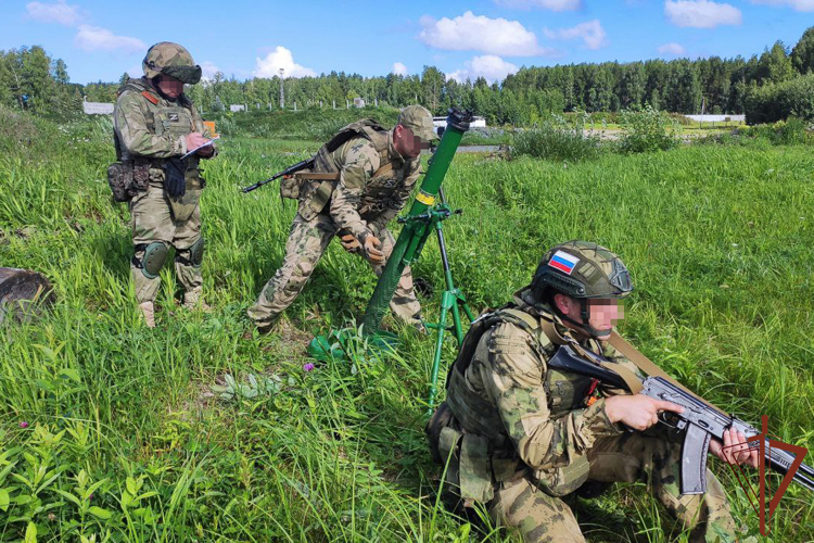 Военнослужащие Уральского округа Росгвардии совершенствуют практические навыки по управлению огнем артиллерии (видео)