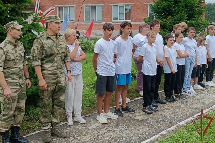 Патриотические мероприятия для подрастающего поколения провели росгвардейцы на Урале   