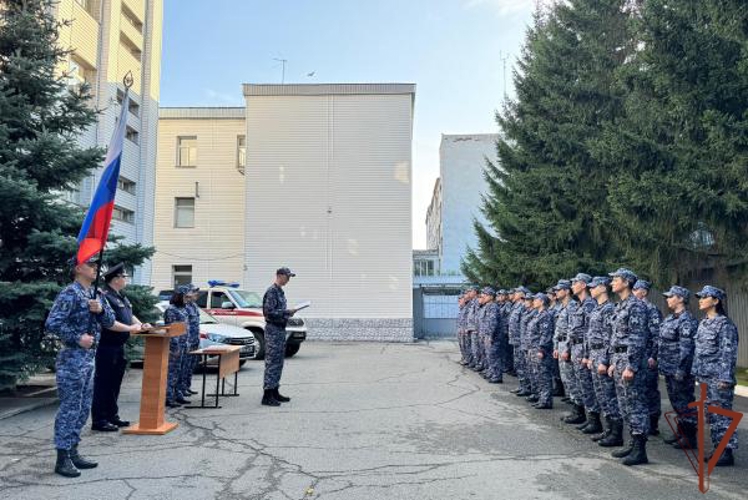 Росгвардейцы поздравили жителей регионов Сибири с днем Государственного флага России