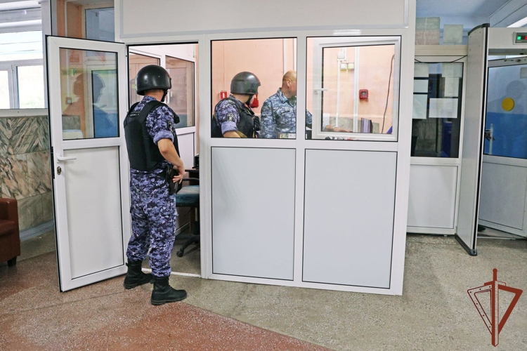 Росгвардейцы продолжают проверку готовности школ Сибири к новому учебному году