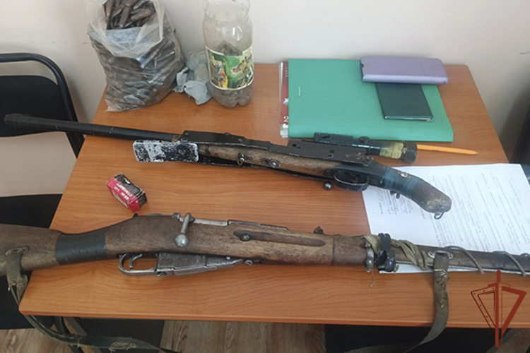Жительница Бурятии сдала росгвардейцам найденный в огороде арсенал оружия