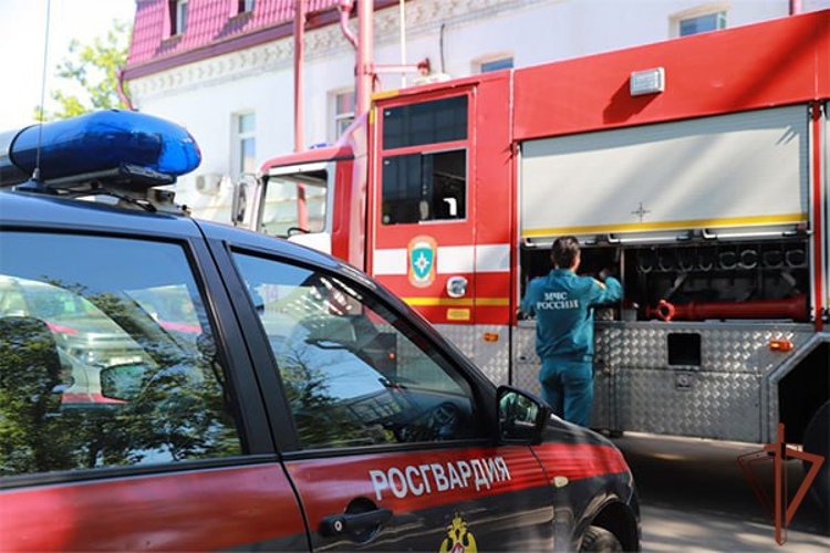 Экипаж Росгвардии предотвратили пожар в многоквартирном доме в Москве