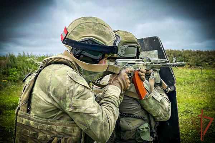 СОБР столичного главка Росгвардии провел занятие по огневой подготовке в полевых условиях (видео)