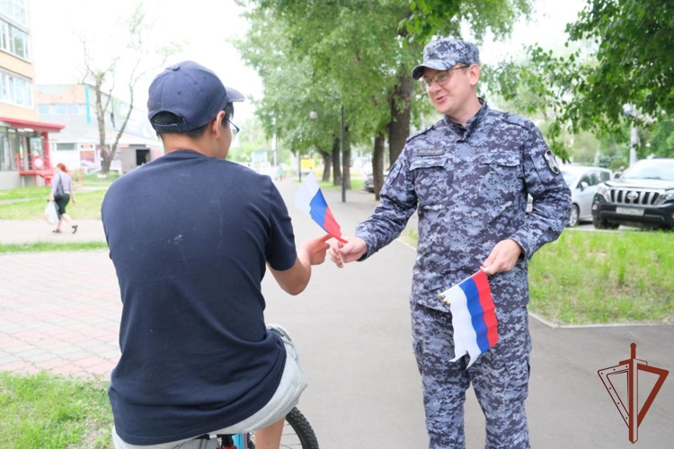 Росгвардейцы поздравили жителей регионов Сибири с днем Государственного флага России