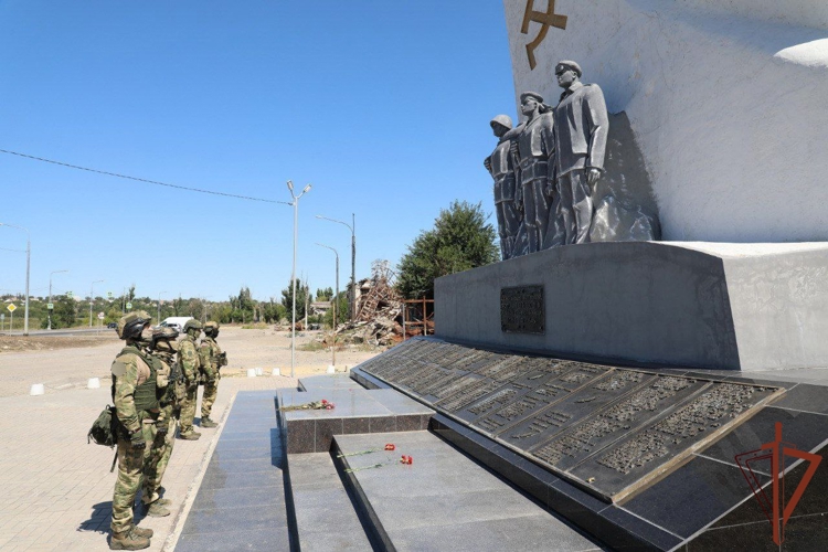В Мариуполе росгвардейцы навестили 106-летнего участника Курской битвы (видео)