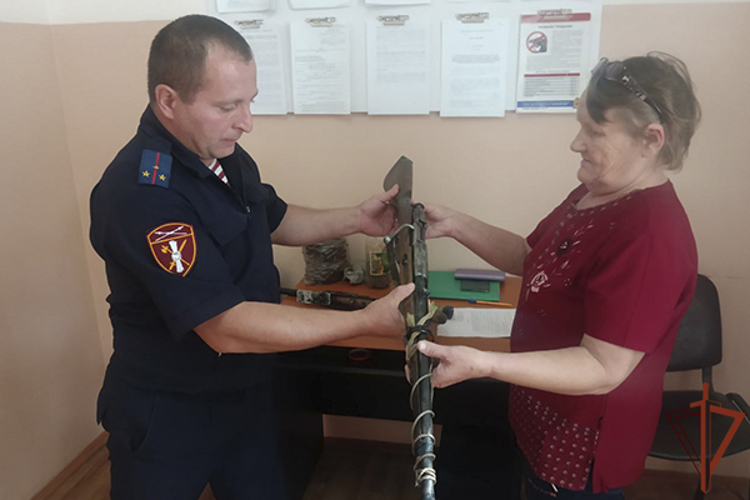 Жительница Бурятии сдала росгвардейцам найденный в огороде арсенал оружия