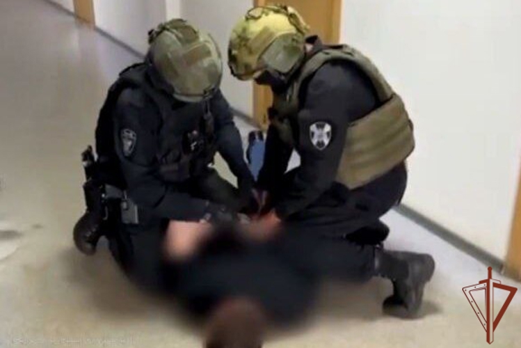 В Удмуртии при содействии спецназа Росгвардии задержан подозреваемый в получении взятки сотрудник муниципального предприятия (видео)