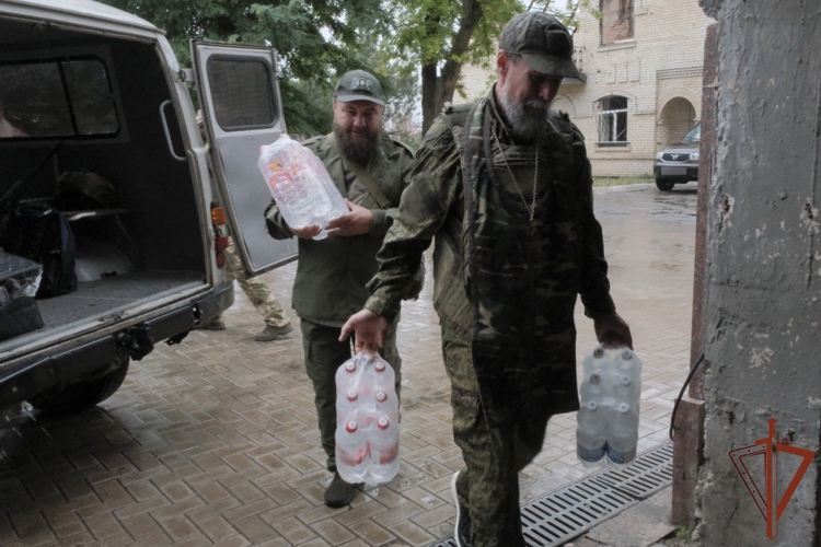 В ДНР Росгвардия и военные священники оказывают гуманитарную помощь монастырям (видео)